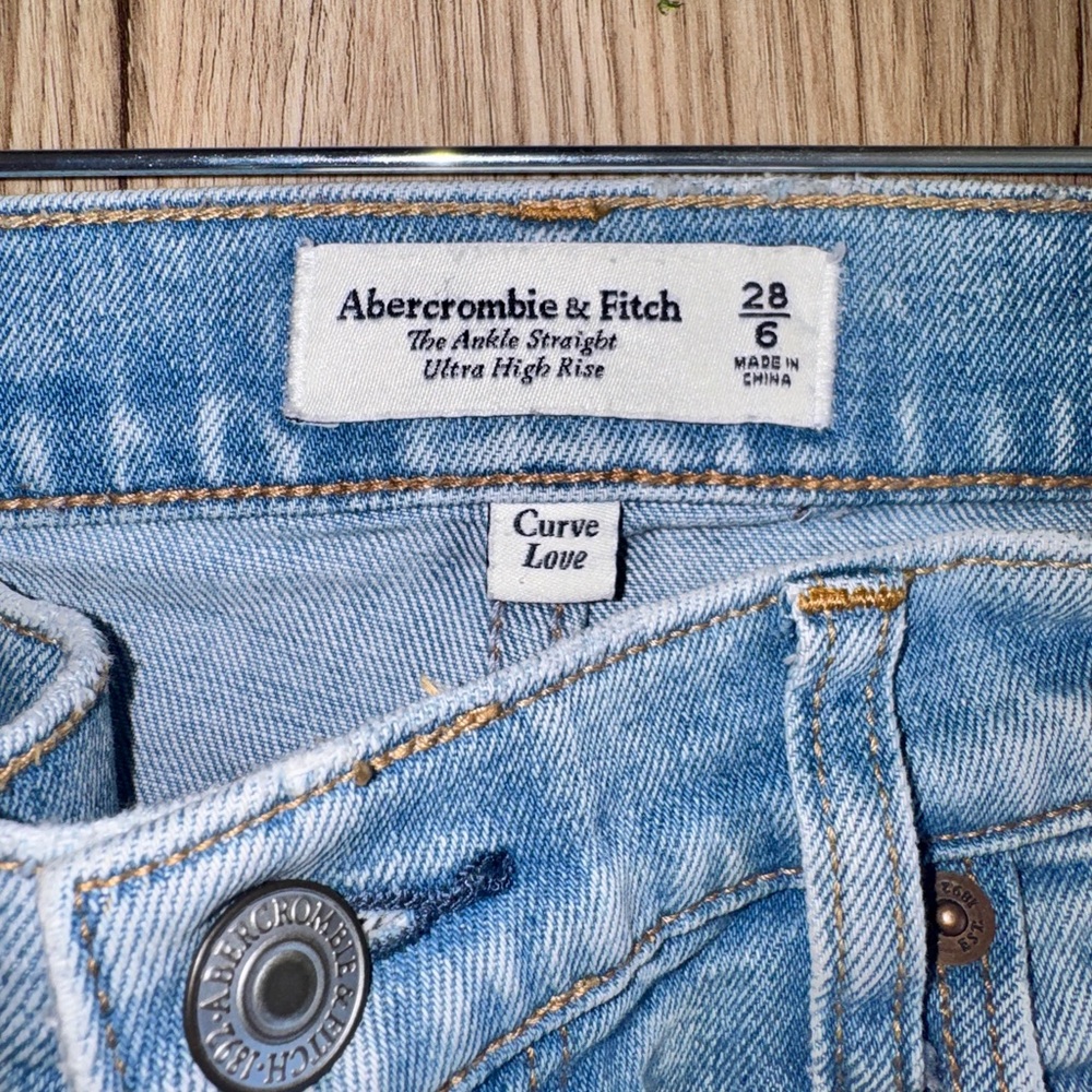 Abercrombie & Fitch High-Rise Light Wash Ankle Straight Jeans- Size 28 - Picture 8 of 15